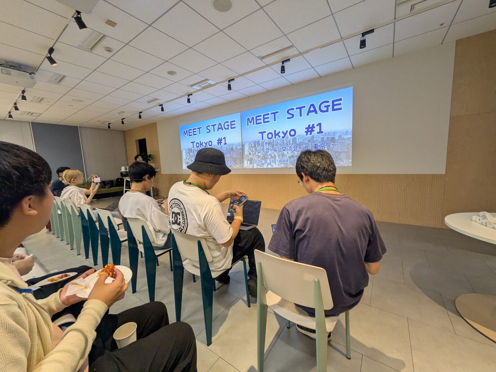 MeetStageTokyo#1 のオープニングスライドが投影された会場の様子